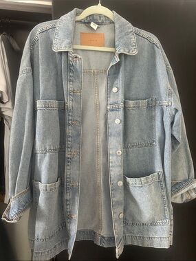 Women's Light Wash Denim Jacket with Patch Pockets